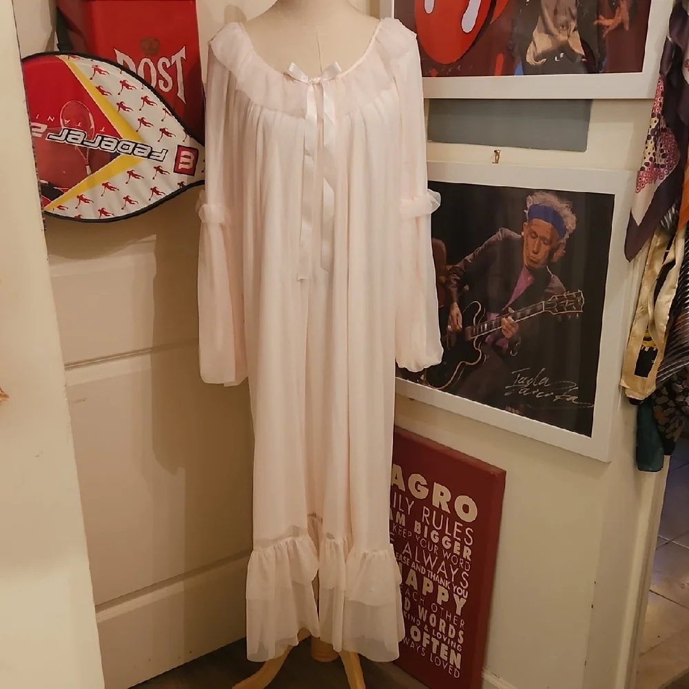 Elegant White Women's Nightgown/ Lounge Wear - Picture 1 of 10